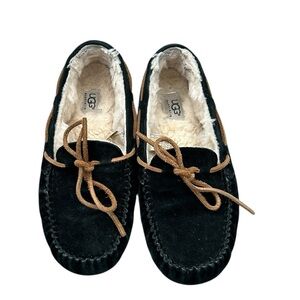 UGG Dakota Moccasin Slipper in black sz 8 worn and loved
